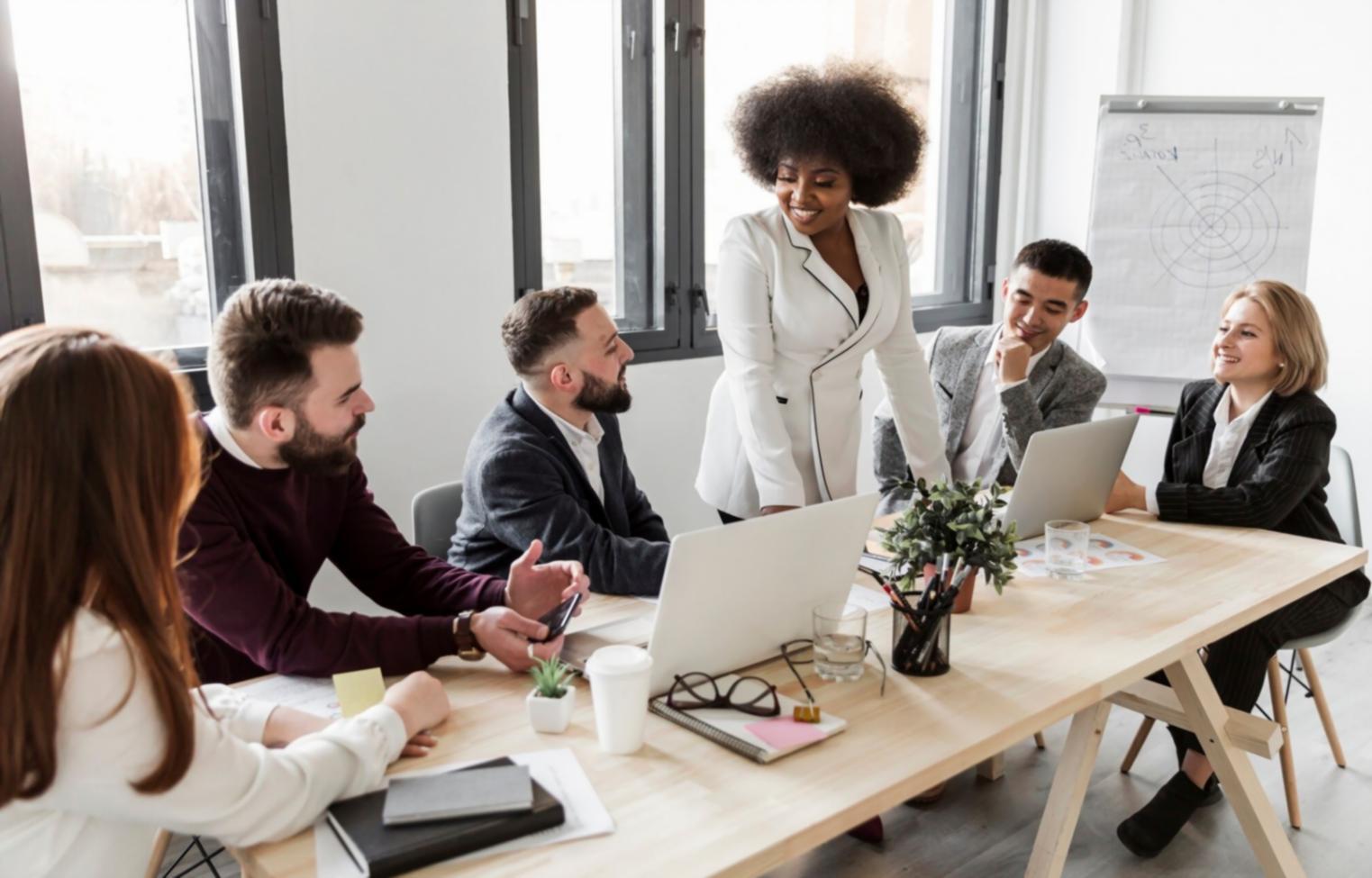Modernes Klassenzimmer mit Finanzanalyse-Tools