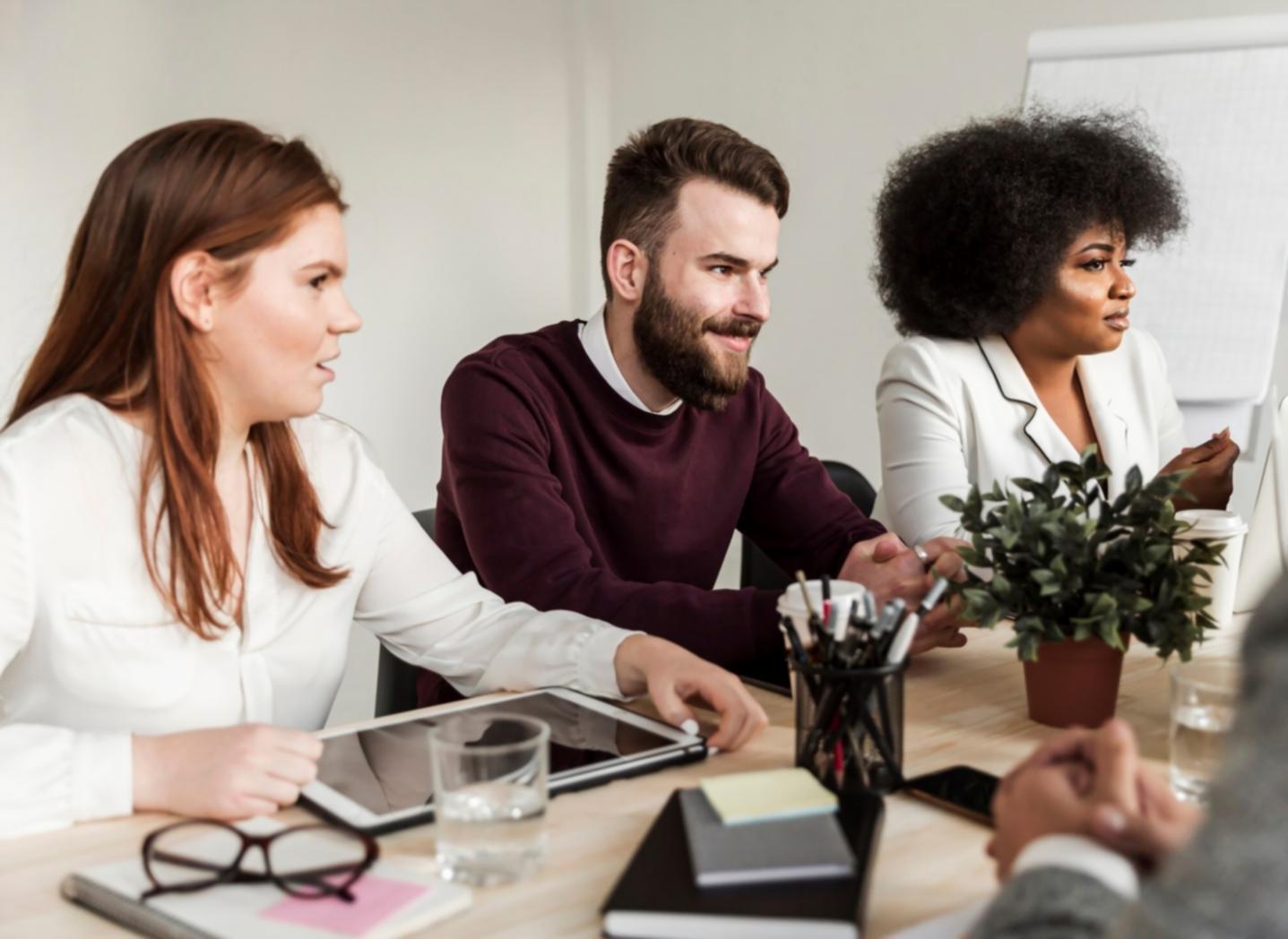 Team bei der Finanzanalyse